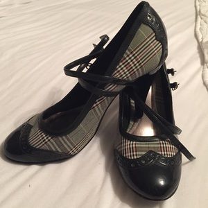 Black heels with touch of red and white pattern