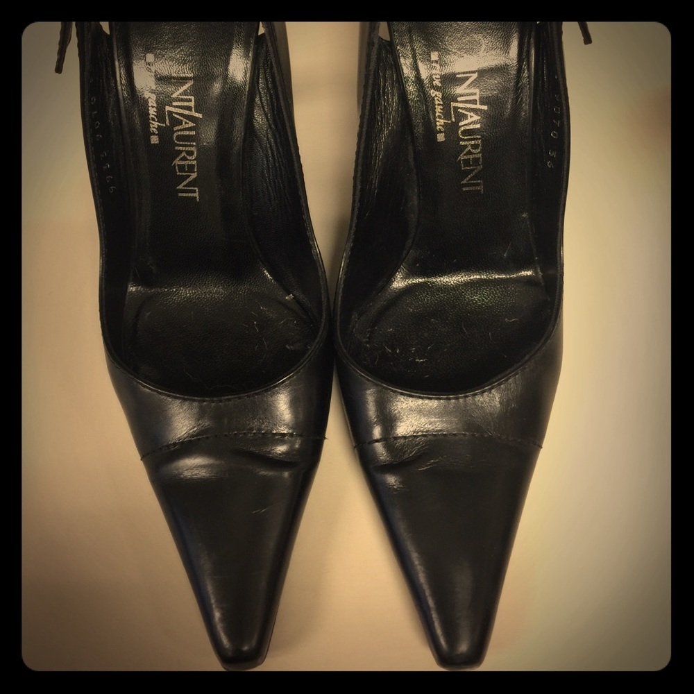 Black leather Yves Saint Laurent pumps. Size 36