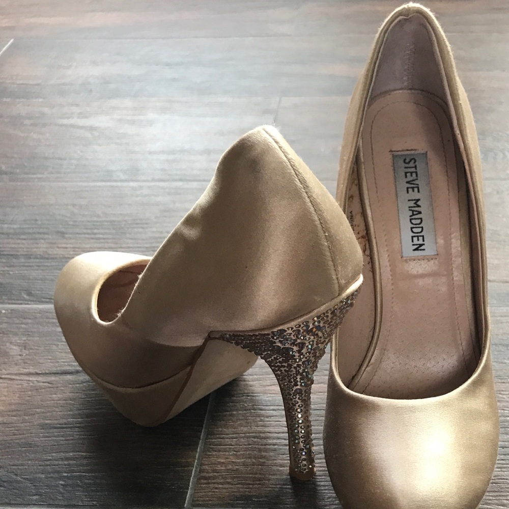 Steve Madden gold pumps!