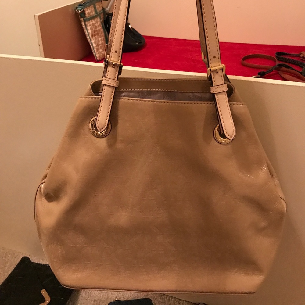 Selling basically brand new Micheal kors purse!!