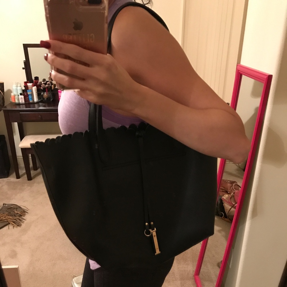 Selling this cute black purse great condition.