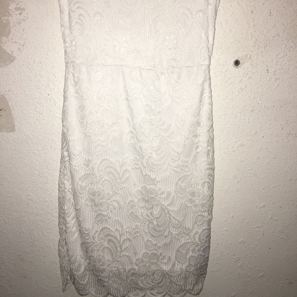 White, laced dress - Picture 2 of 3