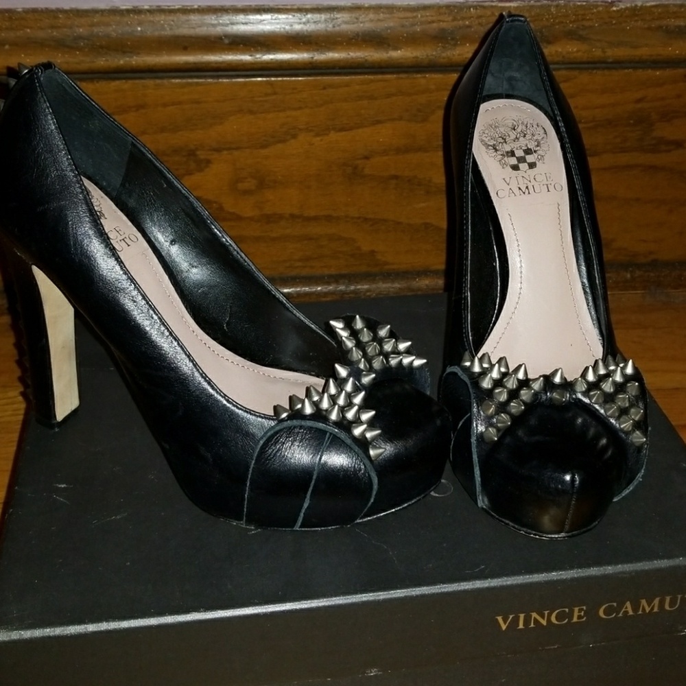 EUC Vince Camuto spiked heels