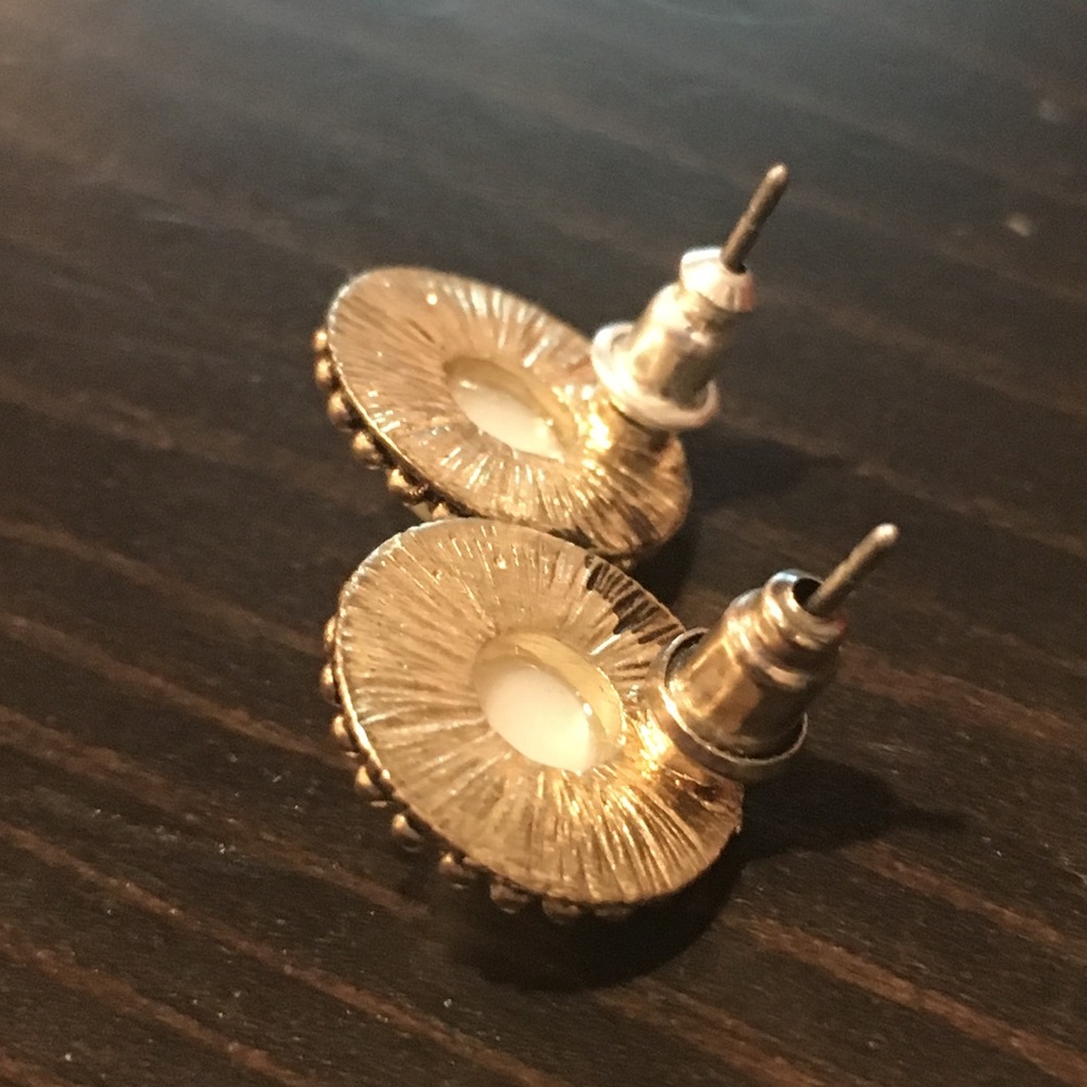stud earrings - Picture 5 of 5
