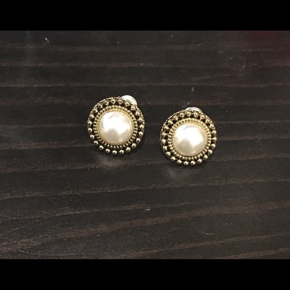 stud earrings - Picture 2 of 5