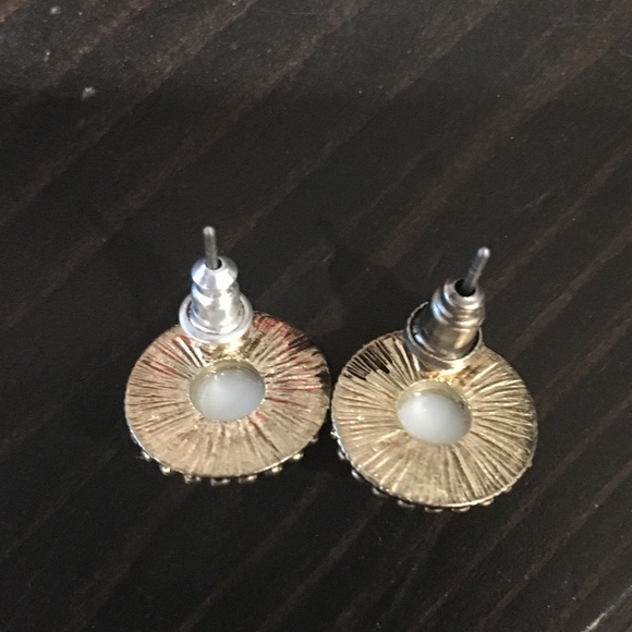 stud earrings - Picture 4 of 5