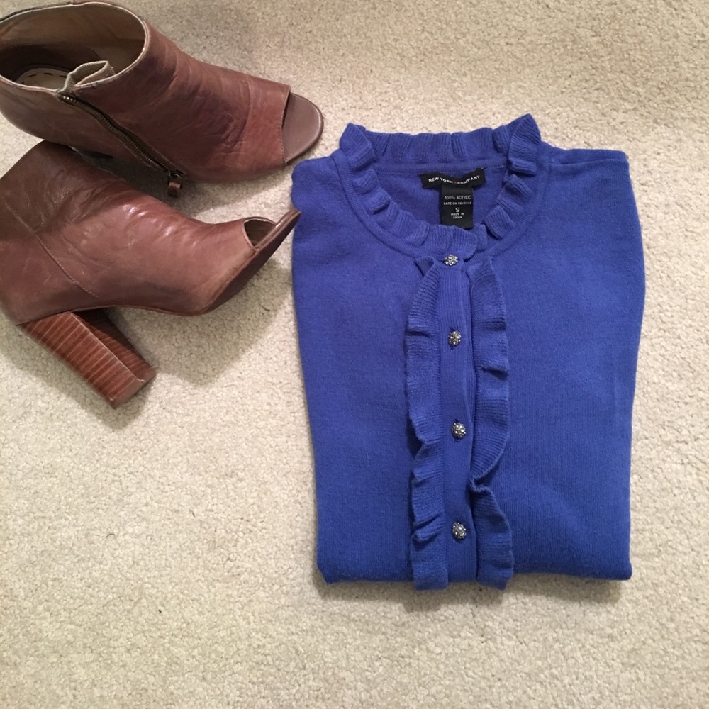 ✨NEW LISTING ✨ Beautiful cardigan w/ jewel buttons