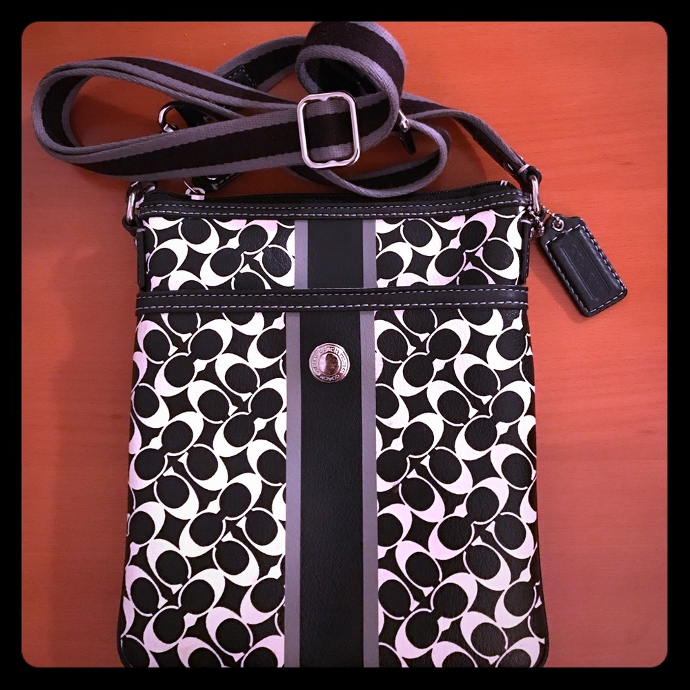 Classic Coach leather purse: a sassy statement!