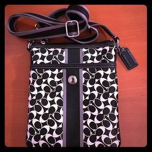 Classic Coach leather purse: a sassy statement!