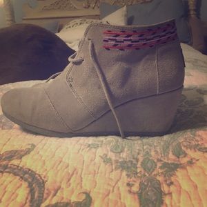 Toms Desert wedge gray size 9