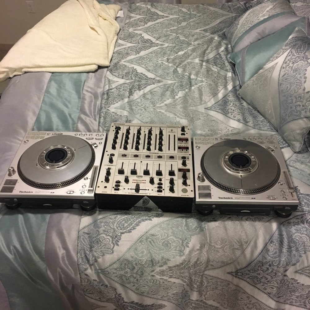 WIRES INCLDED TECHNICS TURNTABLES &BEHRINGER MIXER