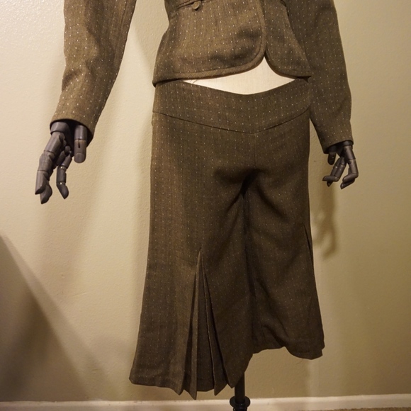 SOLD Cropped pants 2 piece suit - Picture 2 of 7