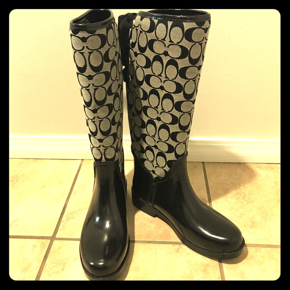 ☔️COACH Tristee black & white corset rain boots☔️