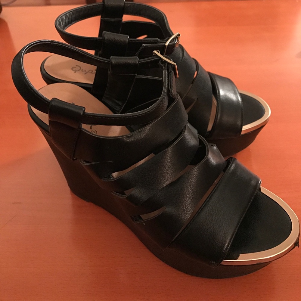 Black strappy wedge with gold peep toe trim 😮