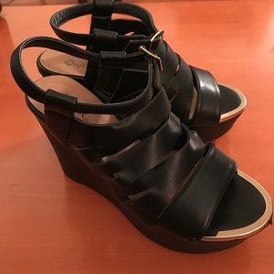 Black strappy wedge with gold peep toe trim 😮