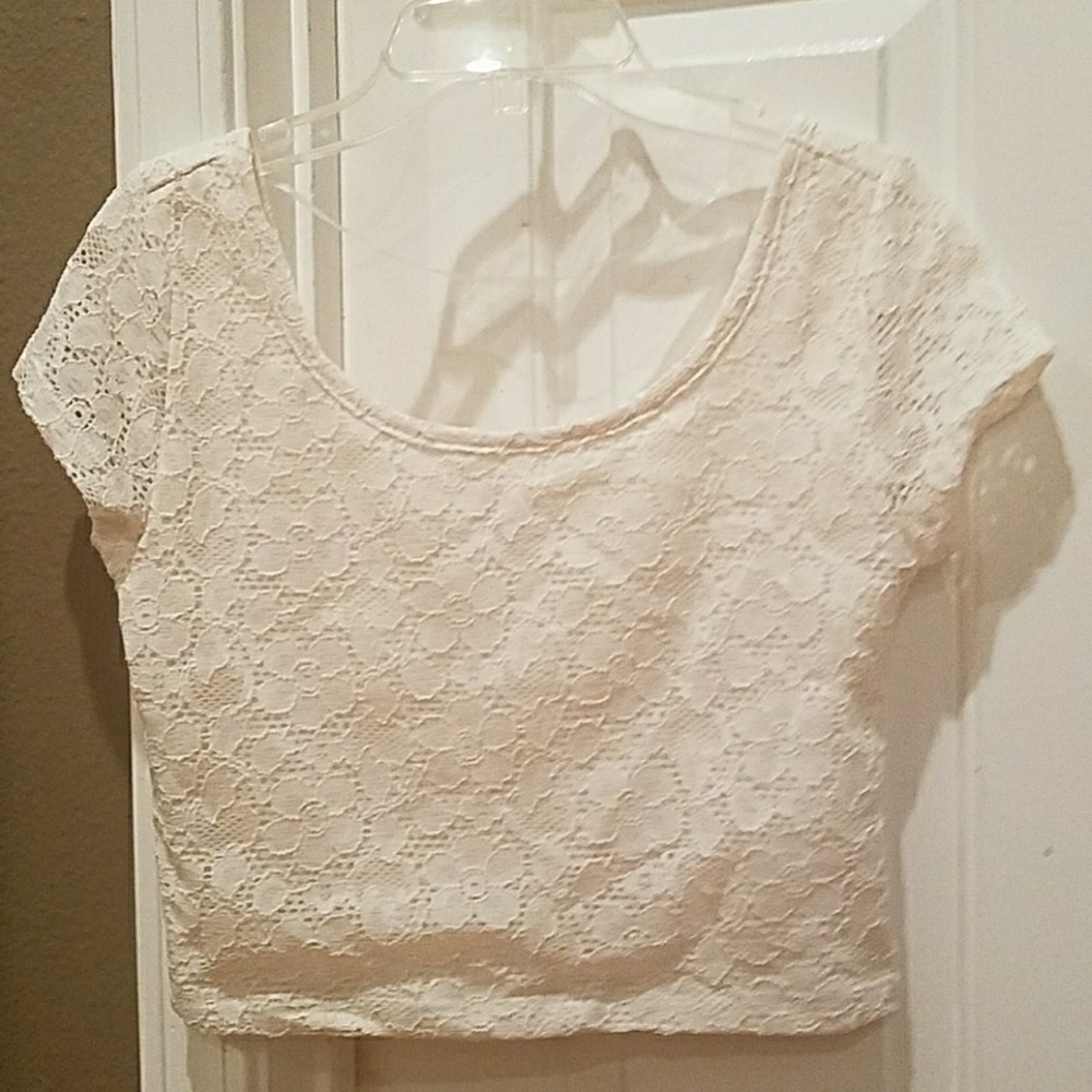 White short sleeve crop top w/ lace flower pattern