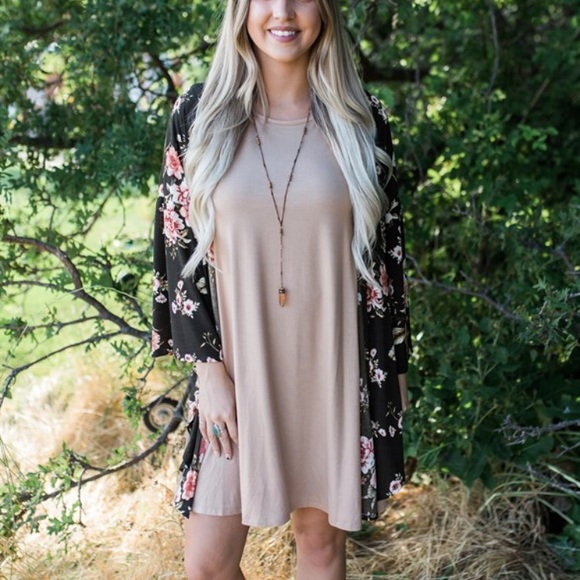 SOLD 🆕Black Floral Kimono - Picture 5 of 8