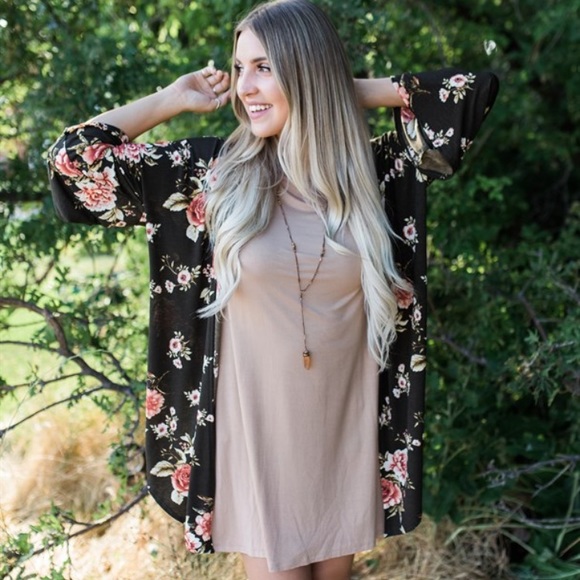 SOLD 🆕Black Floral Kimono - Picture 2 of 8