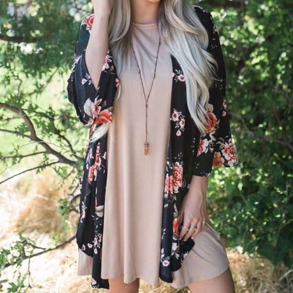 SOLD 🆕Black Floral Kimono - Picture 6 of 8