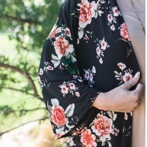 SOLD 🆕Black Floral Kimono - Picture 7 of 8