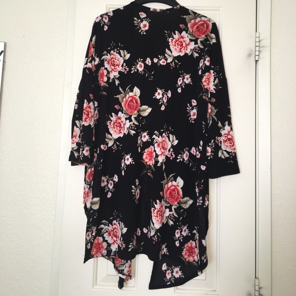SOLD 🆕Black Floral Kimono - Picture 3 of 8