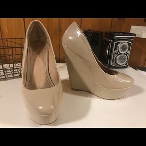 Aldo Nude wedges size 5