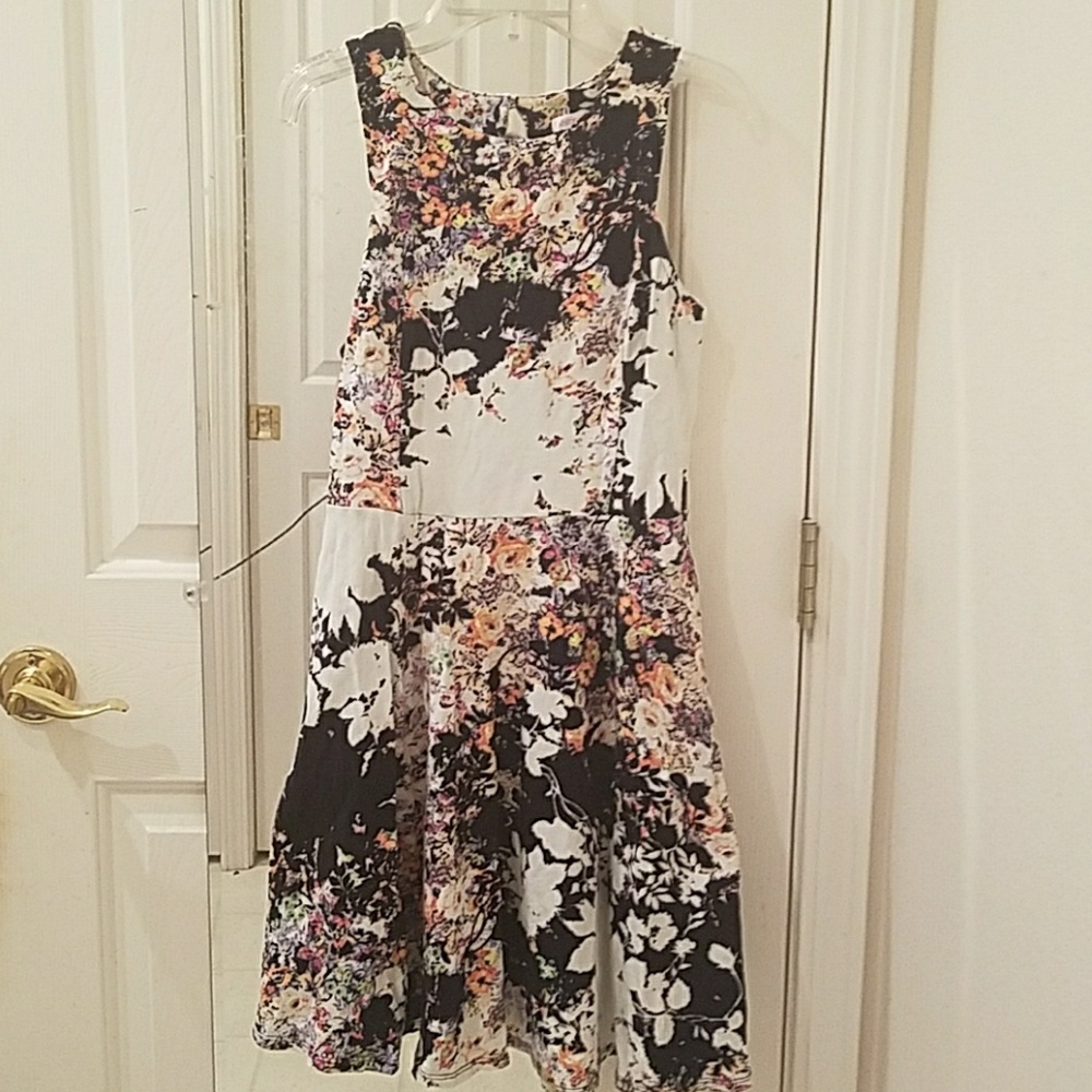 Floral pattern no sleeve dress with button back