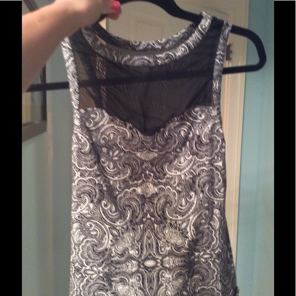 Nice black and white top mesh on the front + back