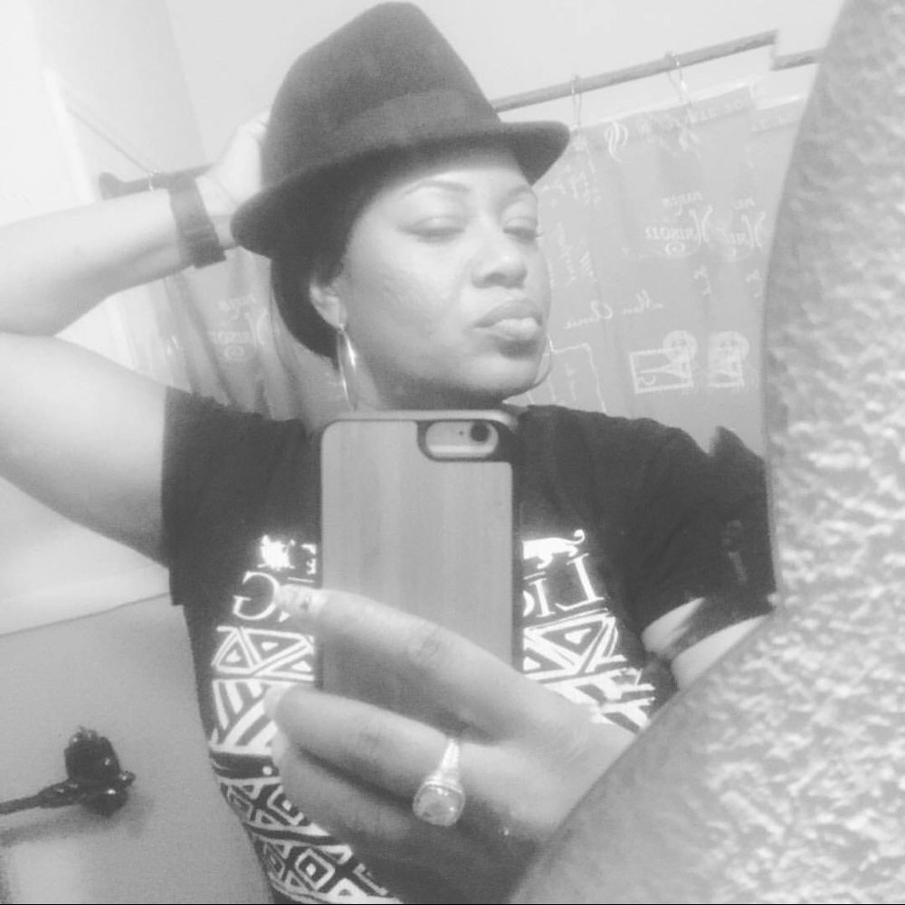 Meet your Posher, Tee