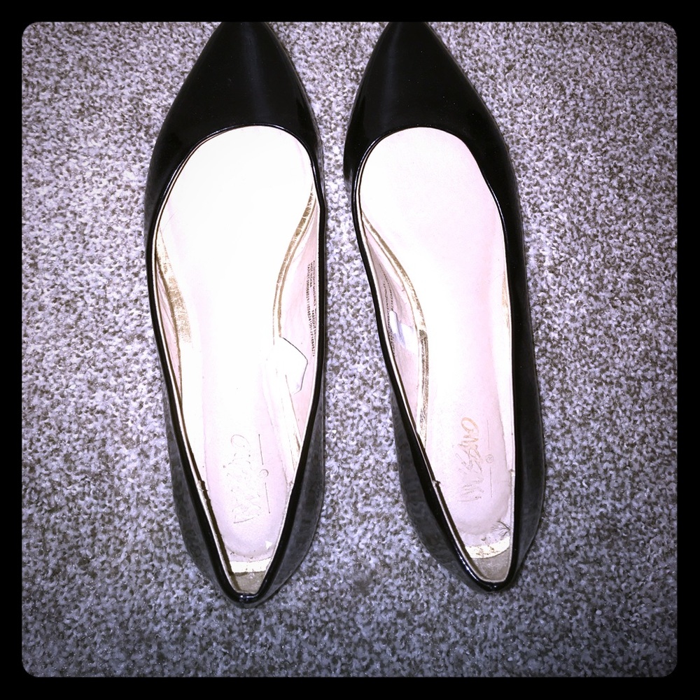 Black point toe flats size 6
