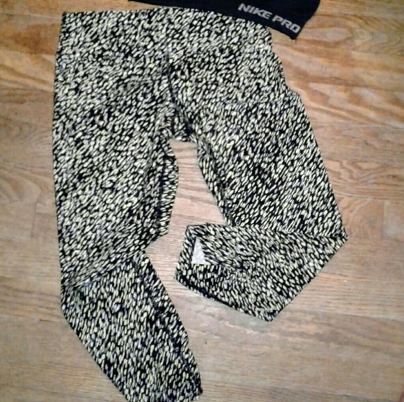 Calvin Klein ruched back workout capris... sz. Sm - Picture 2 of 8