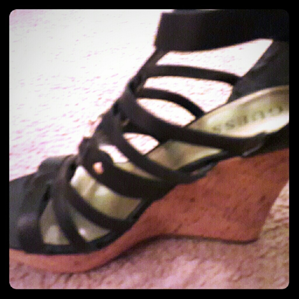 Guess wedges