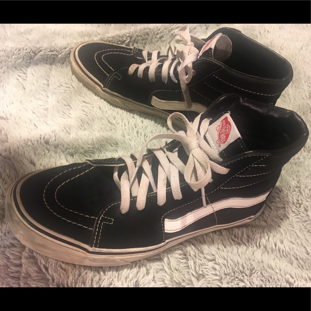 Pre-Owned Vans SK8-HI. Men's size 9.5/ 11 Women.