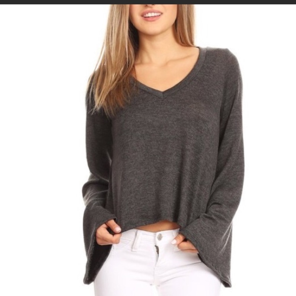 🌺🌺NWT Knit Top with Bell Sleeves🌺🌺