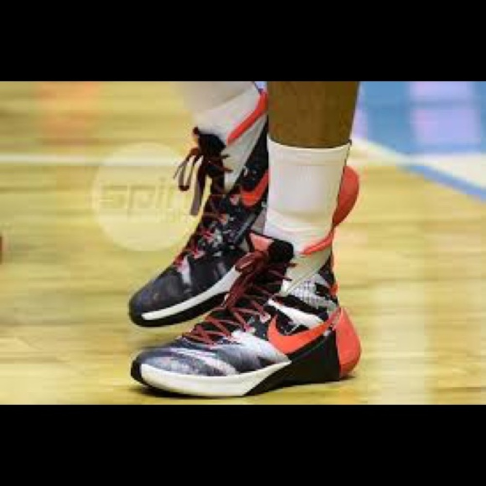 Nike Hyperdunks - Picture 3 of 3