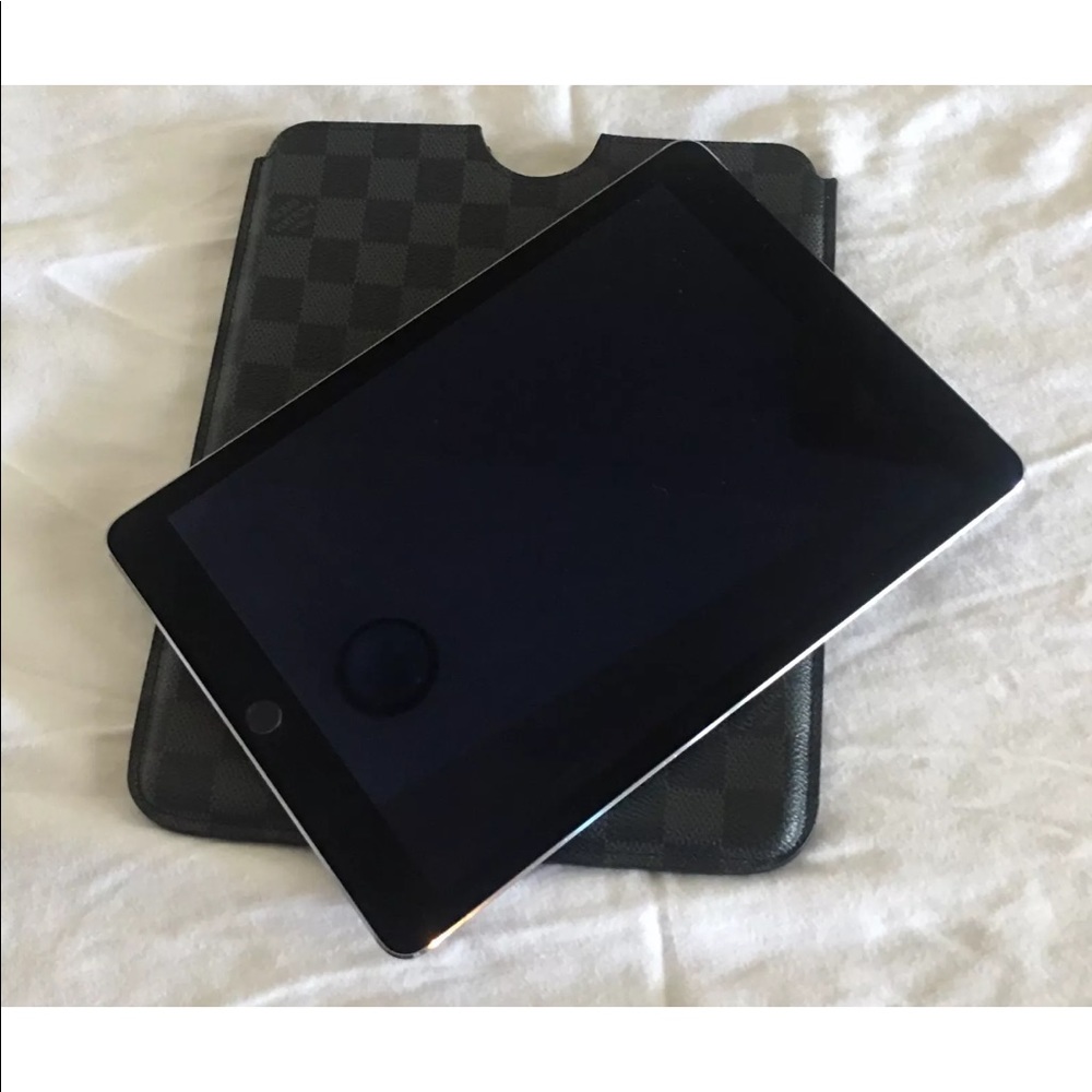 ♦️Sold♦️LOUIS VUITTON DAMIER  IPAD CASE HOLD