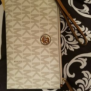 MICHAEL KORS FULTON Signature Leather Clutch