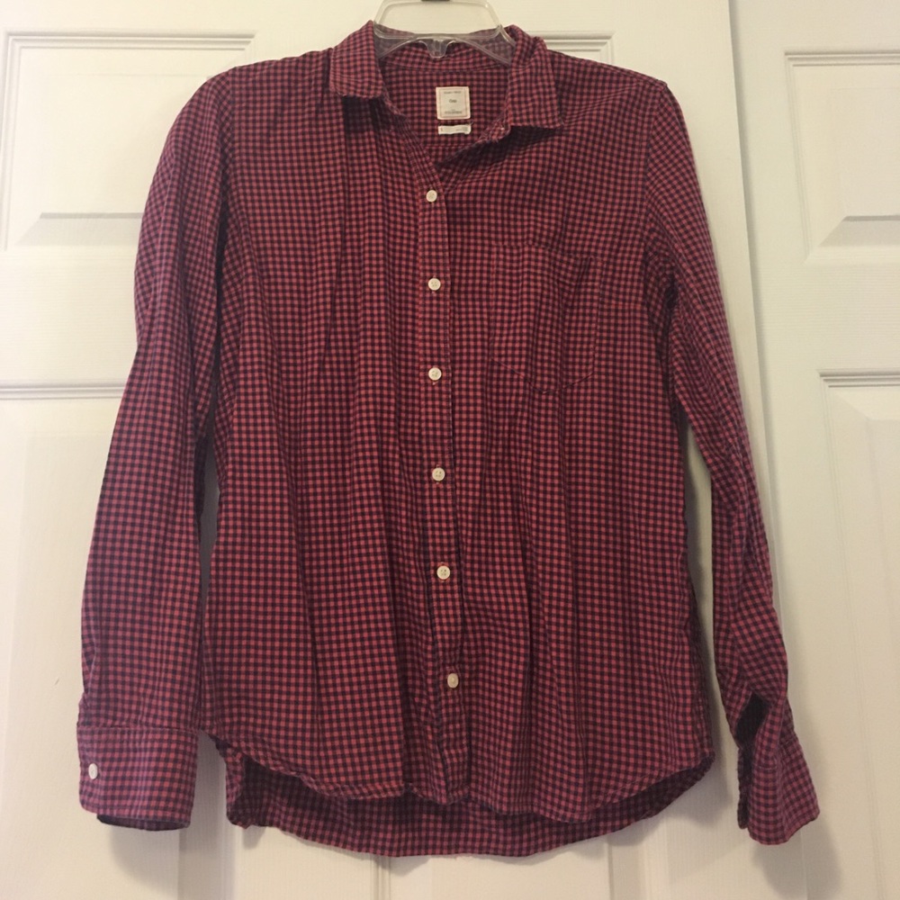 GAP Button down checkered top!