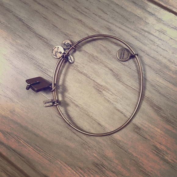 Graduation Hat Alex & Annie - Picture 1 of 2