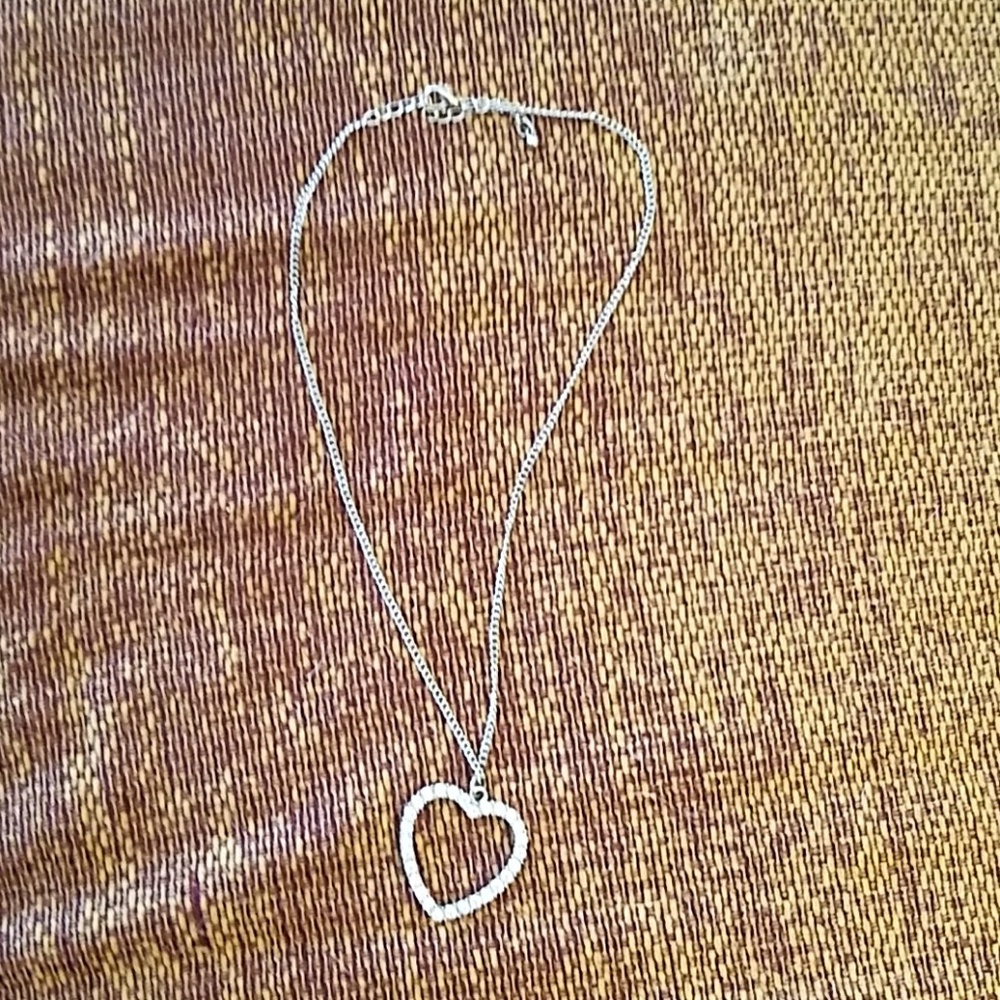 Cute heart necklace! Worn 1-2 times!