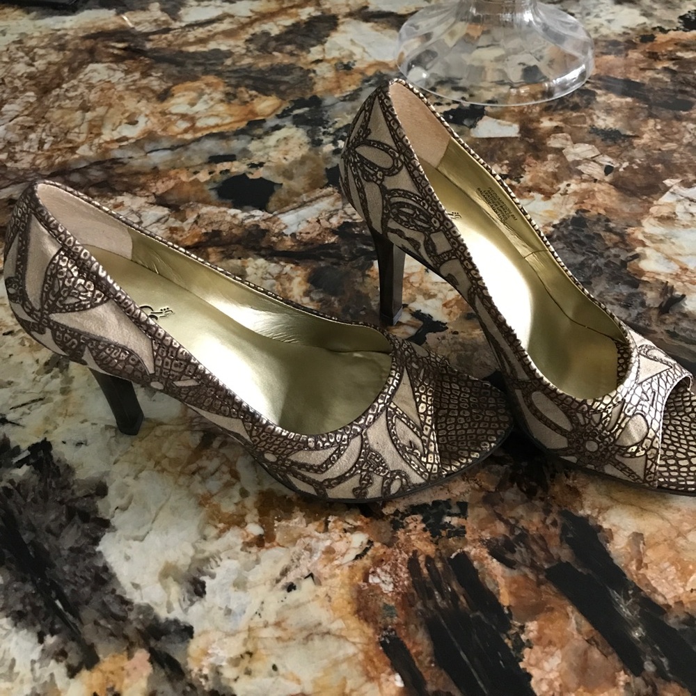 Carlos Santana Peep-toe Pumps