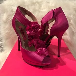 Betsey Johnson Women's SAMMMII Fuschia Satin Heels