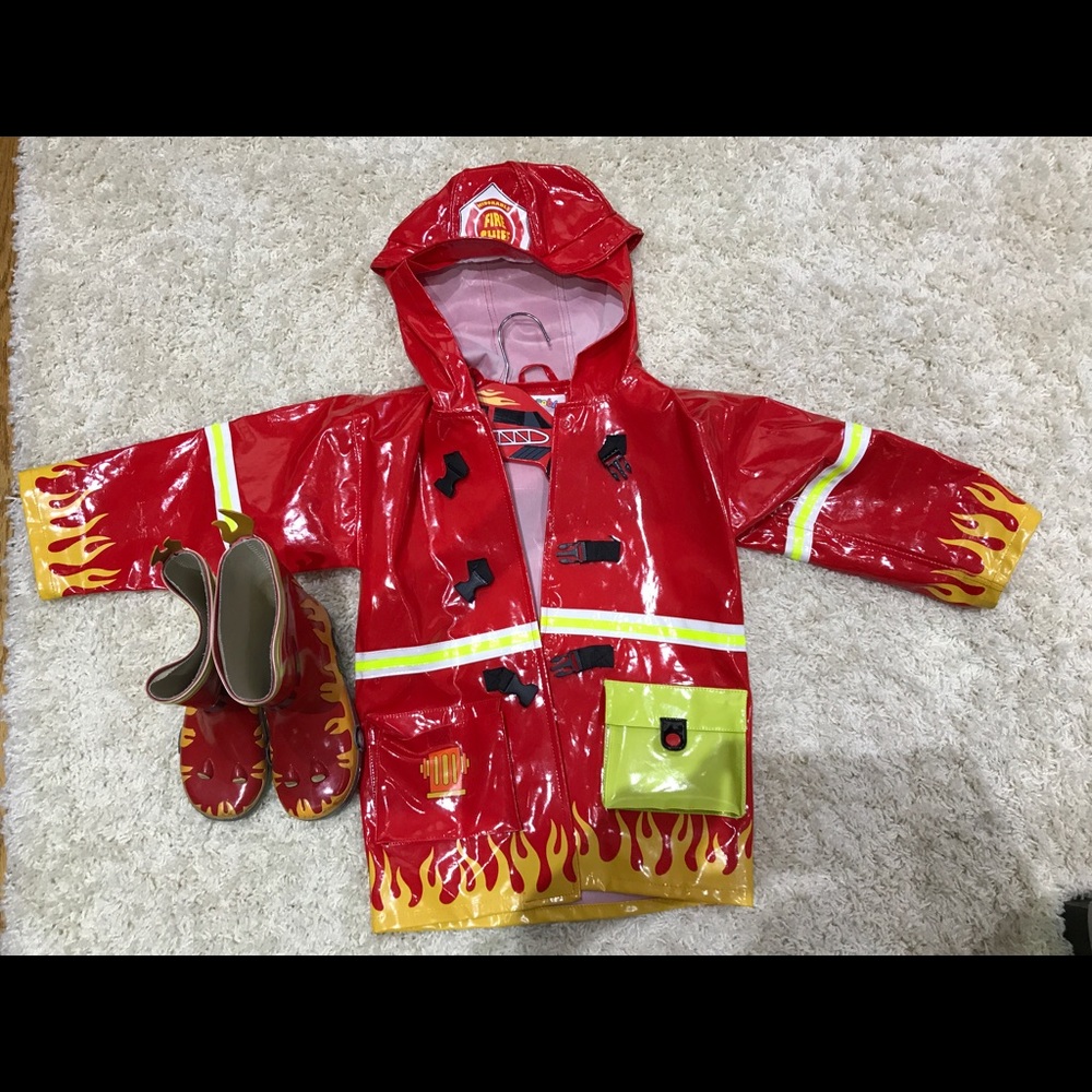 Raincoat & rain boots kidorable size4/5 Fireman