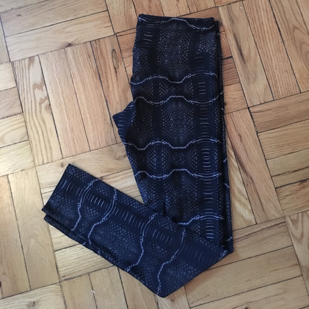 FINAL SALE❗️Pheel Snakeskin Leggings - Medium