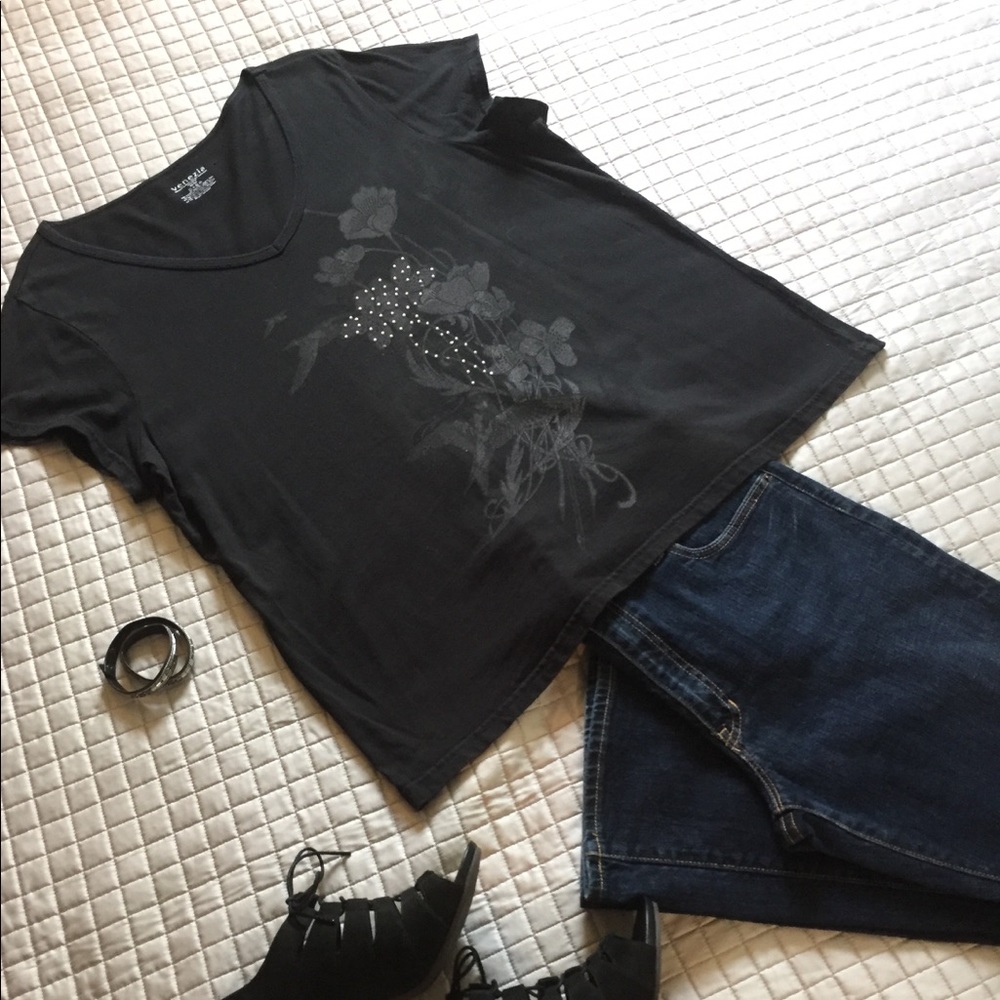 floral tee w/ bit of bling