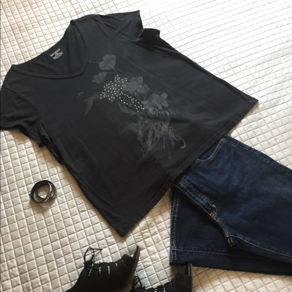 floral tee w/ bit of bling - Picture 1 of 5