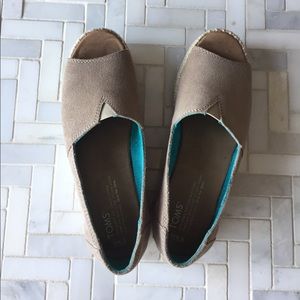 Never worn, Toms open-toe platform alpargata