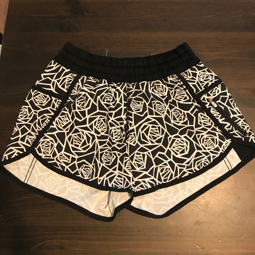 Lululemon Tracker Short III, black & white floral