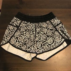 Lululemon Tracker Short III, black & white floral