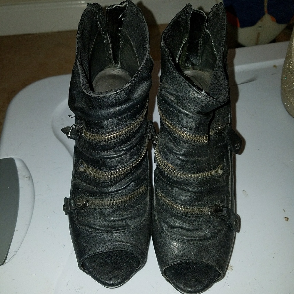 Vera Wang zipper front booties